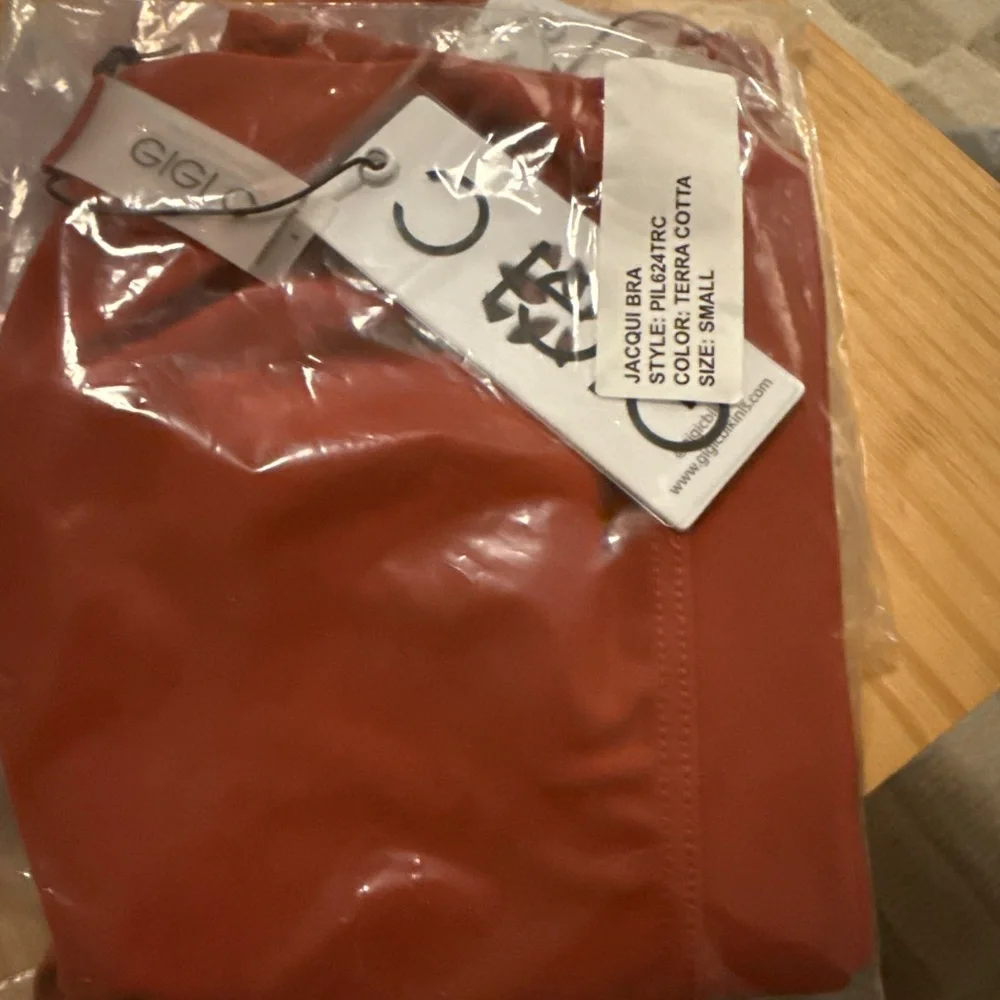 NWT GiGi C womens Jacqui Sports Bra in Terra cota